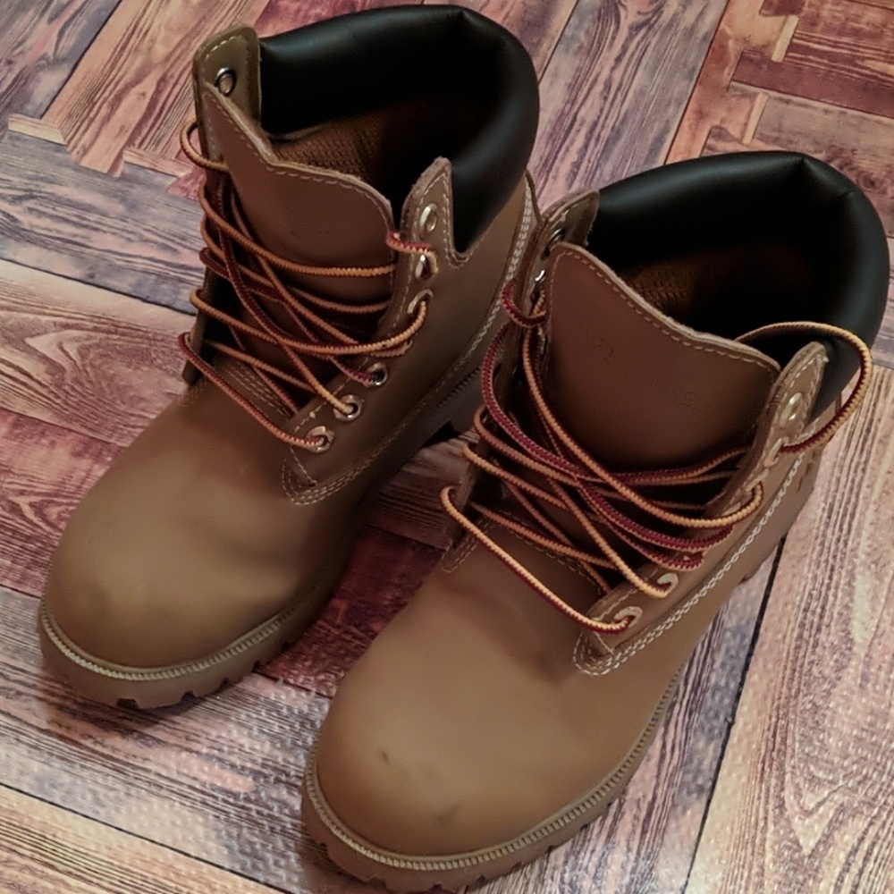 Unisex boots. Waterproof. Like new.